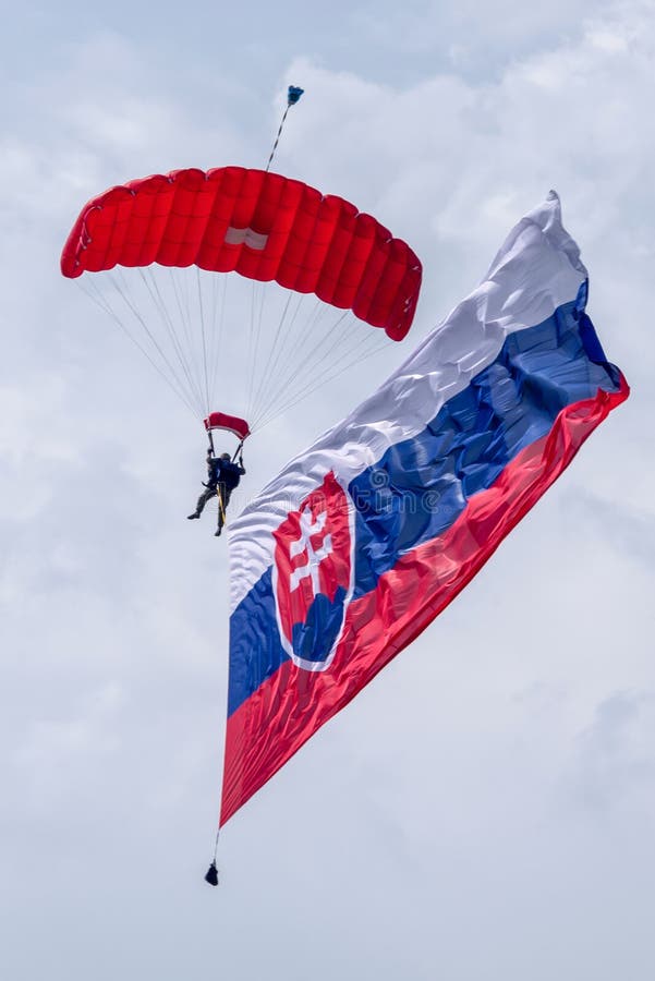 Parašutista so slovenskou vlajkou