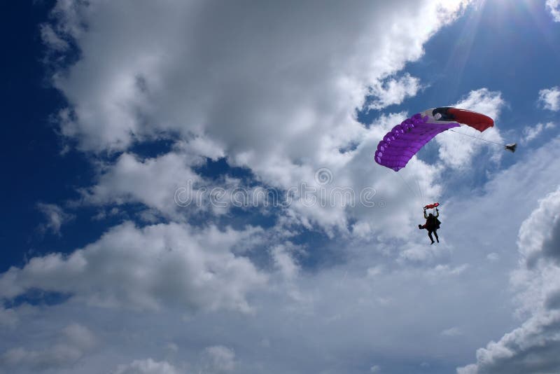 Parachutisme tandem Un parachute débarque photographie stock libre de droits Parachutisme tandem Un parachute débarque photographie stock libre de droits