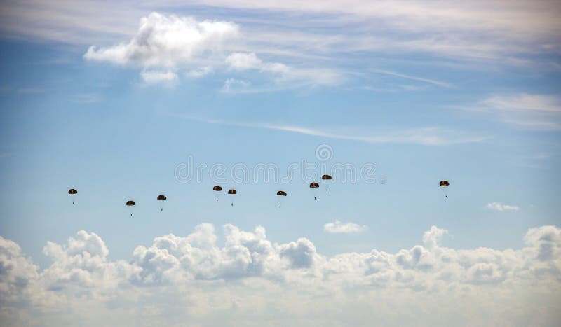 Parachutist na het springen royalty-vrije stock afbeelding Parachutist na het springen royalty-vrije stock afbeelding