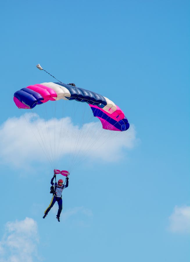 Parachutist на небе Румынии стоковое фото rf Parachutist на небе Румынии стоковое фото rf