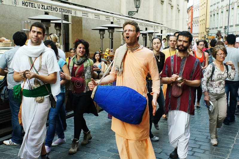 Hare Krishna Seguidores Cantando Marcha Foto Editorial - Imagem de povos,  lebre: 229121156