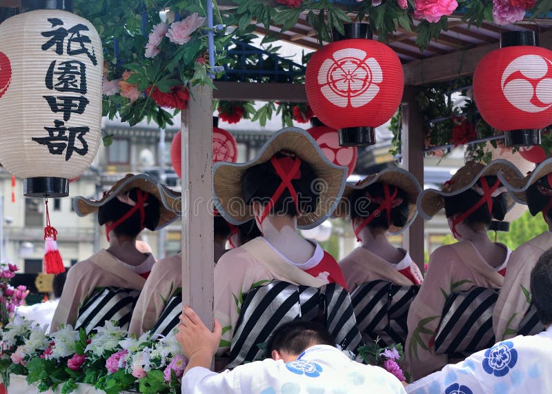 Parada de meninas de gueixa floridos, Kyoto Japão fotos de stock royalty free Parada de meninas de gueixa floridos, Kyoto Japão fotos de stock royalty free