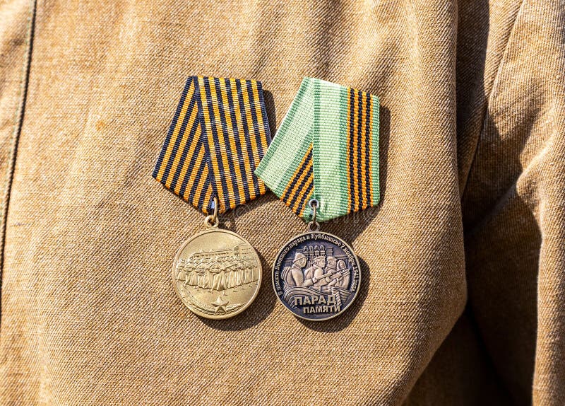 Medalha Comemorativa Do Corpo Marinho Da Rússia Sobre Um Uniforme Militar.  Tradução De Russo : Corpo Marinho Da Rússia Foto Editorial - Imagem de  fita, corpo: 241117071