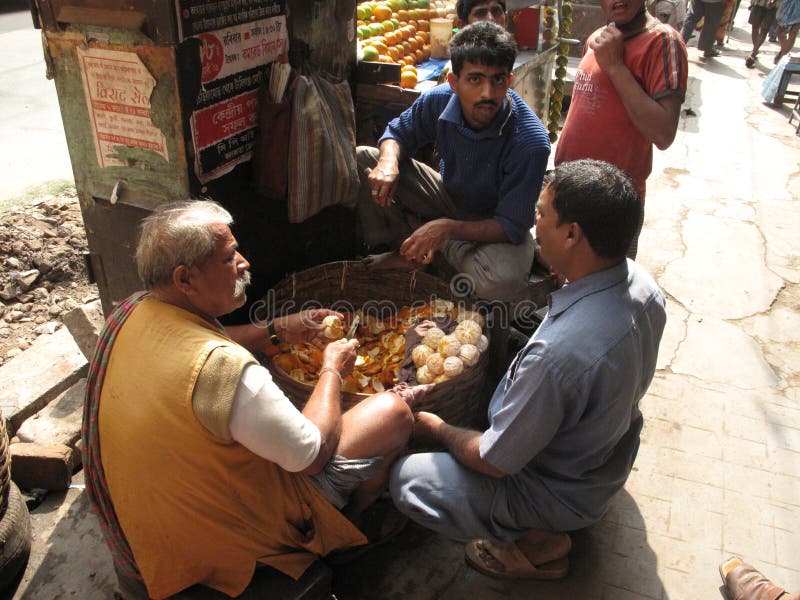 Parada móvil que vende el zumo de fruta en la calle en Kolkata imagen de archivo libre de regalías Parada móvil que vende el zumo de fruta en la calle en Kolkata imagen de archivo libre de regalías