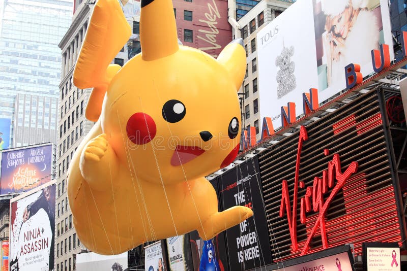 Pikachu na praça fotografia editorial. Imagem de grande - 172728827