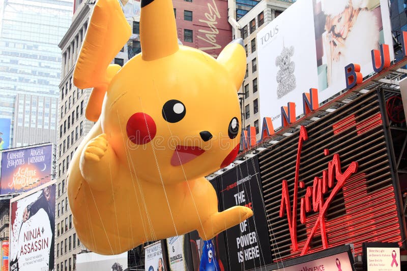 Foto de Uma Pessoa Vestida Com Uma Fantasia Inflável De Pikachu