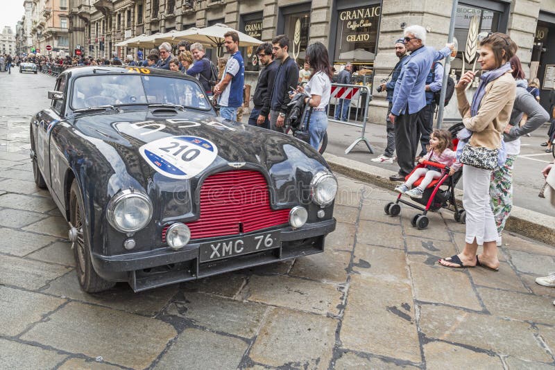 Parada retro de carros de Mille Miglia em Mil?o fotos de stock Parada retro de carros de Mille Miglia em Mil?o fotos de stock
