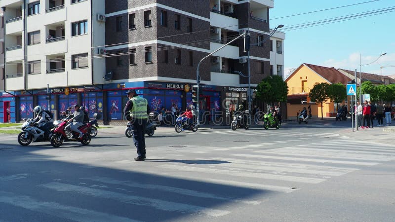 Parada rowerzystów sremska mitrovica serbia 042923 przez ulice miasta. rajd motocyklistów i motocyklistów