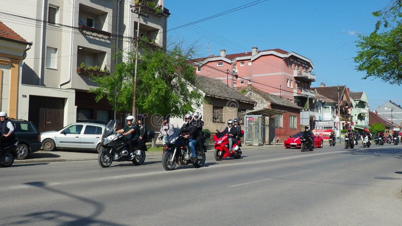 Parada rowerzystów sremska mitrovica serbia 042923 przez ulice miasta. rajd motocyklistów i motocyklistów