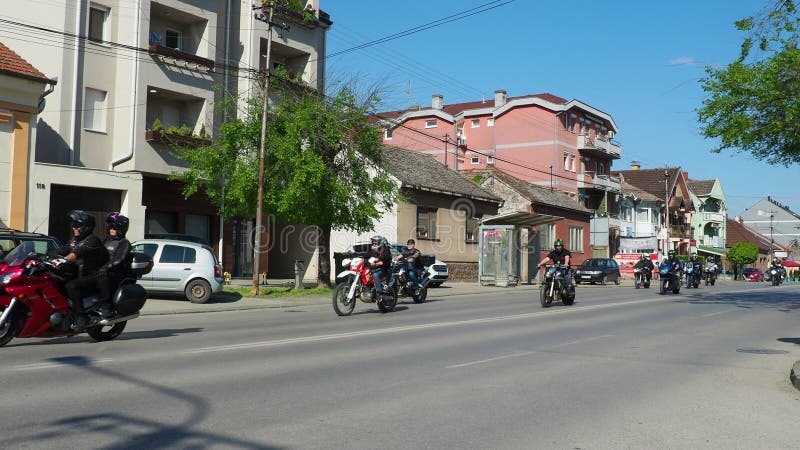 Parada rowerzystów sremska mitrovica serbia 042923 przez ulice miasta. rajd motocyklistów i motocyklistów