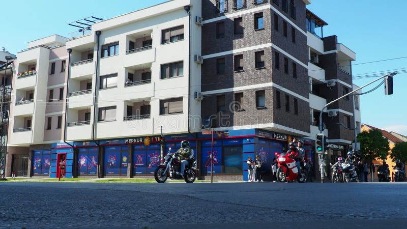 Parada rowerzystów sremska mitrovica serbia 042923 przez ulice miasta. rajd motocyklistów i motocyklistów