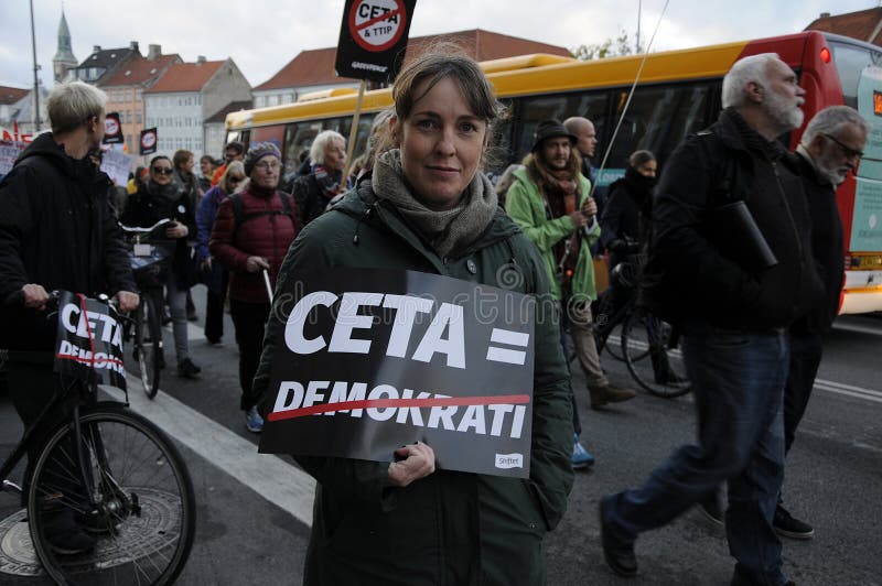 PARADA TTIP DE LA PROTESTA Y ACUERDO DE CETA fotografía de archivo libre de regalías PARADA TTIP DE LA PROTESTA Y ACUERDO DE CETA fotografía de archivo libre de regalías