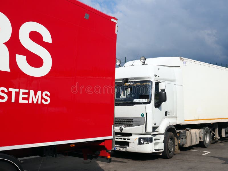 Parada vermelha e branca brilhante dos caminh?es em repouso, Bulg?ria foto de stock Parada vermelha e branca brilhante dos caminh?es em repouso, Bulg?ria foto de stock