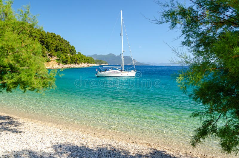 Paradiesstrand in Trstenik auf Peljesac-Halbinsel, Dalmatien, Kroatien lizenzfreies stockbild Paradiesstrand in Trstenik auf Peljesac-Halbinsel, Dalmatien, Kroatien lizenzfreies stockbild