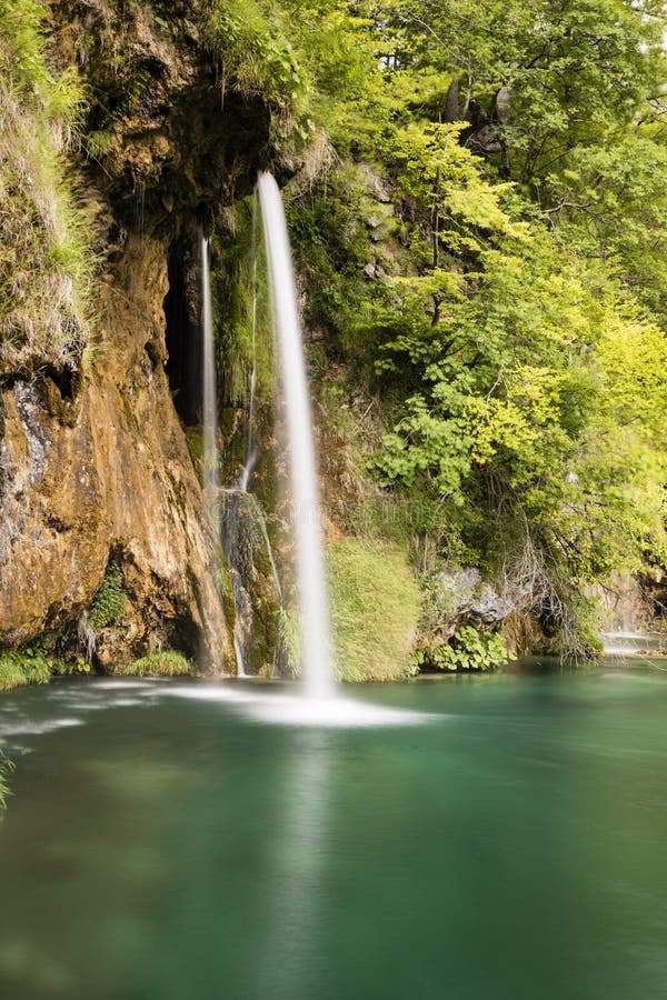 Paradijslandschap met waterval die in een vijver in Plitvice stromen royalty-vrije stock foto Paradijslandschap met waterval die in een vijver in Plitvice stromen royalty-vrije stock foto