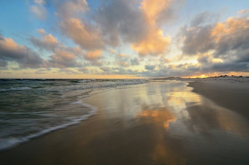 Paradijsstrand met duidelijk water tijdens zonsondergang royalty-vrije stock fotografie Paradijsstrand met duidelijk water tijdens zonsondergang royalty-vrije stock fotografie
