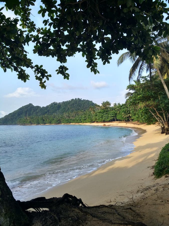 Paradis i Sao Tomé. Det lilla strandparadiset grundar, medan körning över kustsaoen Tomé e Principe är en mycket liten ö som finnas i Västafrika
