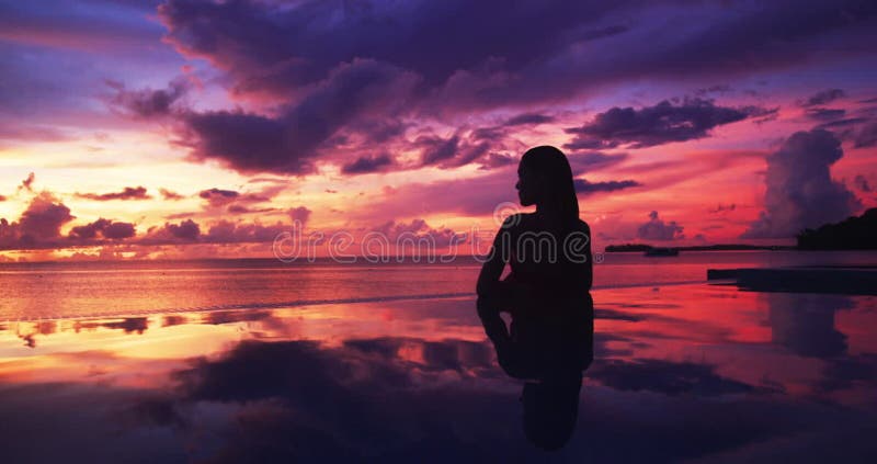 Paradis luxe resort voyage destination escapade à idyllique caraïbes tropical paysage hôtel. silhouette femme clips vidéos