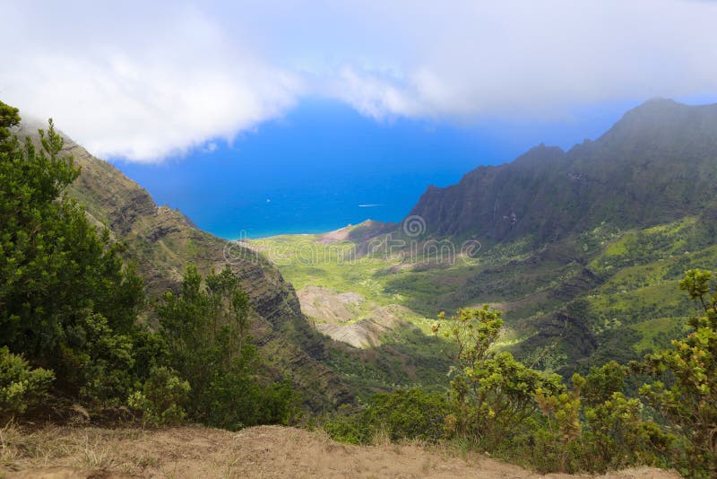 Úžasný pohľad na Havajskom ostrove Kauai a ocen na slnečný pekný deň.