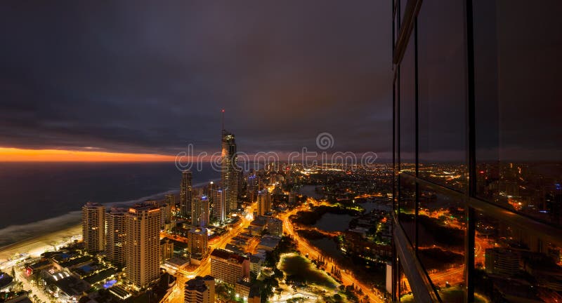 Paradiso dei surfisti alla notte, la Gold Coast Australia immagine stock Paradiso dei surfisti alla notte, la Gold Coast Australia immagine stock
