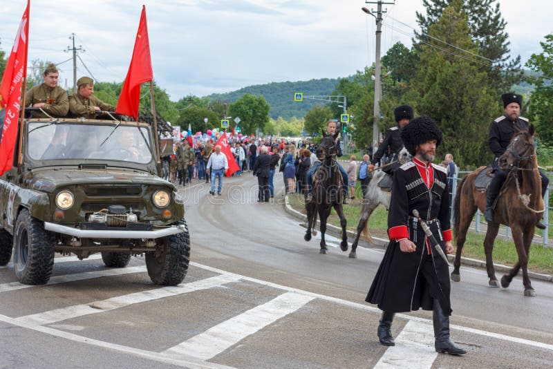 Paraduje na zwycięstwo dniu z uczestnictwem ucznie, kozaczkowie i militarny wyposażenie, fotografia royalty free Paraduje na zwycięstwo dniu z uczestnictwem ucznie, kozaczkowie i militarny wyposażenie, fotografia royalty free