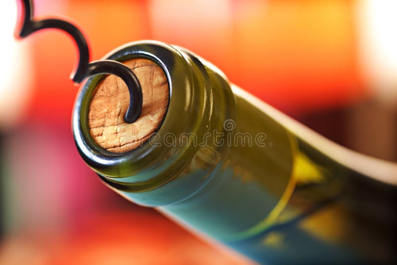 Parafuso da cortiça e frasco de vinho