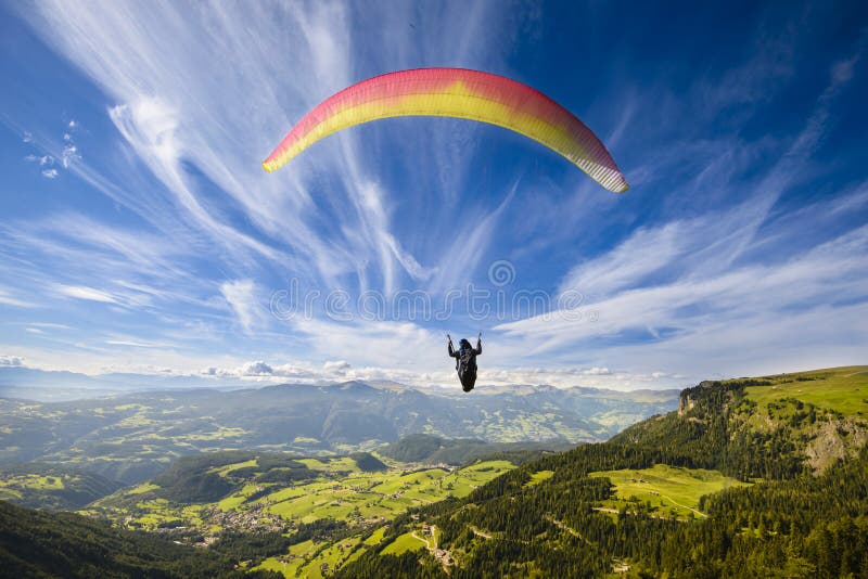 Parapendio volare sopra le montagne in un giorno d'estate.