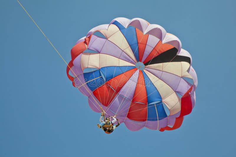 Paragliders koszty stałe niebieskie niebo obraz royalty free Paragliders koszty stałe niebieskie niebo obraz royalty free