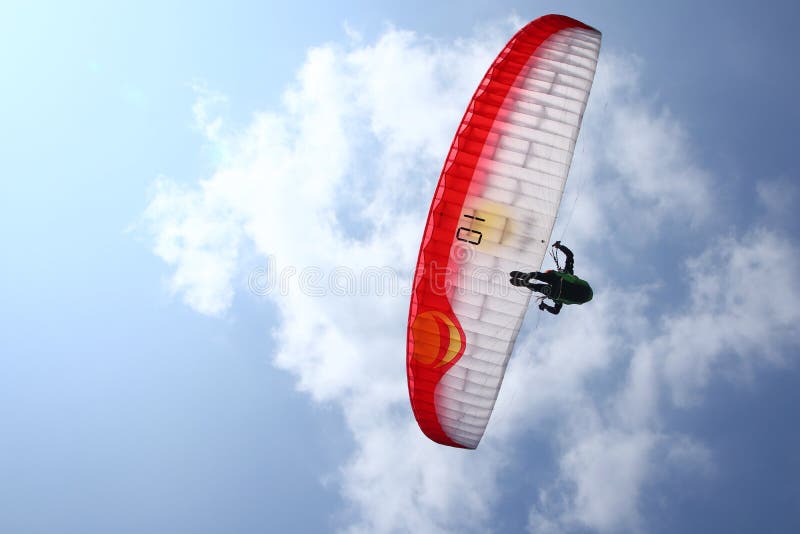 Paragliding atlety podczas gdy wsp?? zawodnicz? cy w krajowym mistrzostwie obrazy royalty free