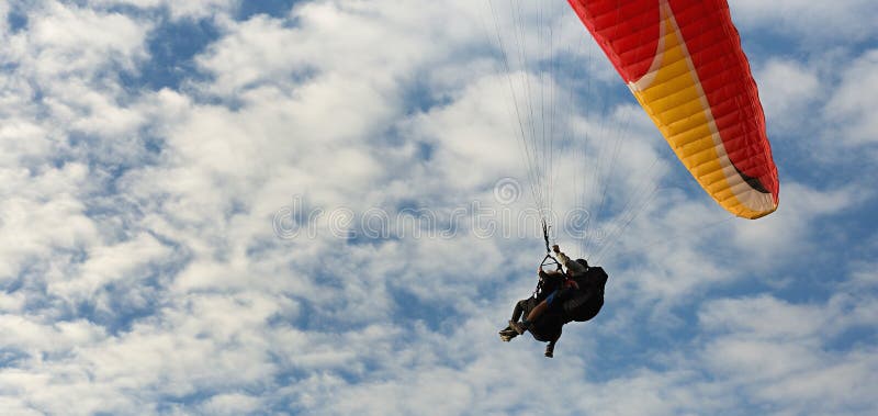 Paraglidingflyg med blå himmel royaltyfri bild Paraglidingflyg med blå himmel royaltyfri bild
