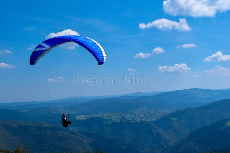 Paraglidingsport med trevliga landskap arkivbild