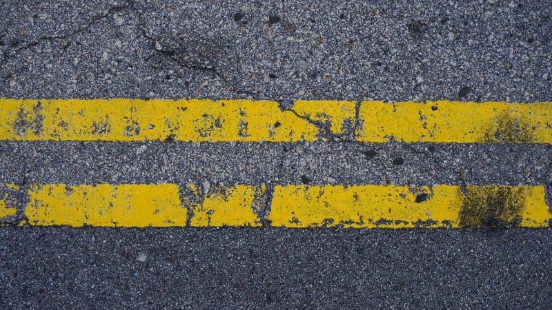 Parallella gula linjer p? golvet. A parallel yellow lines on the floor. This a transportation sign that show on road.