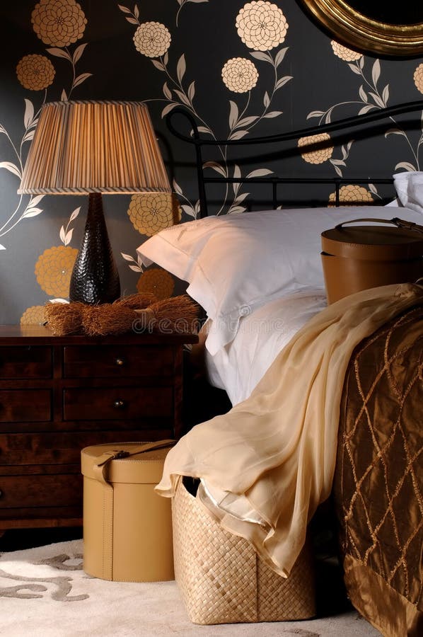 Paralume del tessuto sulla lampada al grande letto con i cuscini nella camera da letto fotografie stock Paralume del tessuto sulla lampada al grande letto con i cuscini nella camera da letto fotografie stock