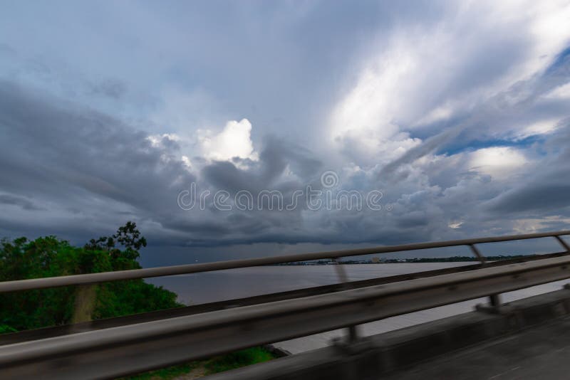 Atardecer nubes a través de un rio puente borroso.