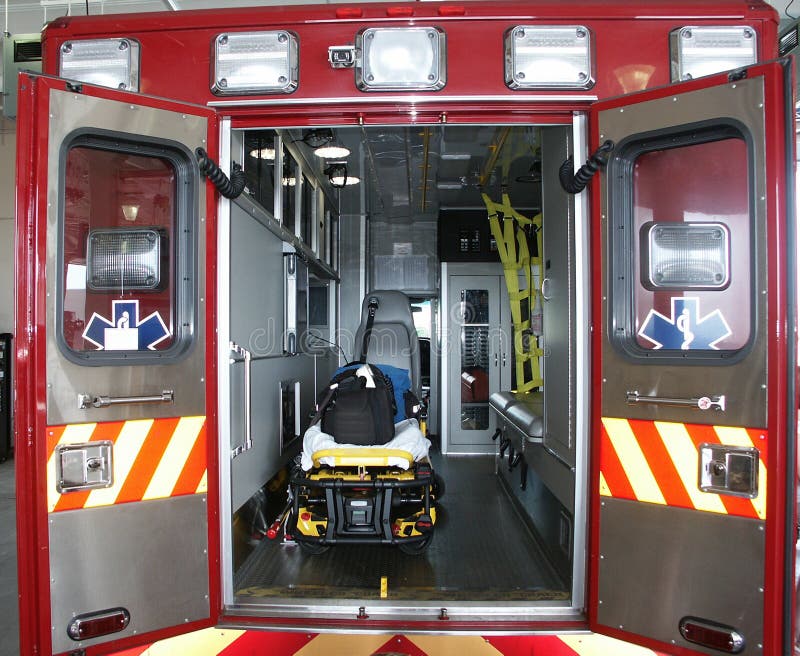 Paramedici il camion con il retro aperto porte, dove barella e attrezzature mediche è visibile.