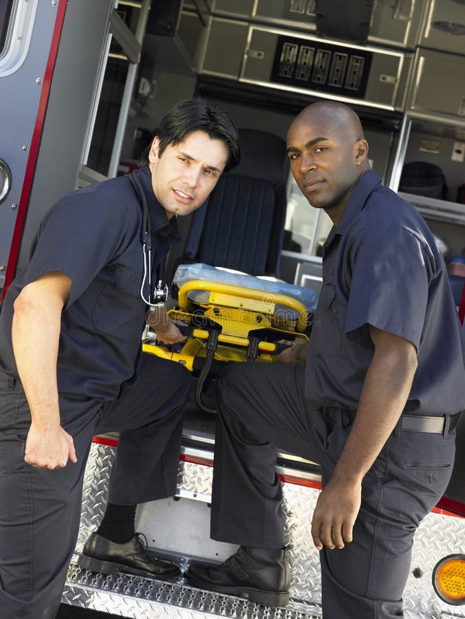 paramedici della barella dell'ambulanza che rimuovono due fotografie stock libere da diritti paramedici della barella dell'ambulanza che rimuovono due fotografie stock libere da diritti