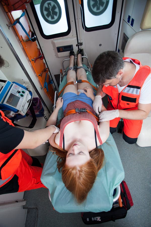 Paramedics που χρησιμοποιεί το ιατρικό εξοπλισμό στοκ φωτογραφία με δικαίωμα ελεύθερης χρήσης Paramedics που χρησιμοποιεί το ιατρικό εξοπλισμό στοκ φωτογραφία με δικαίωμα ελεύθερης χρήσης