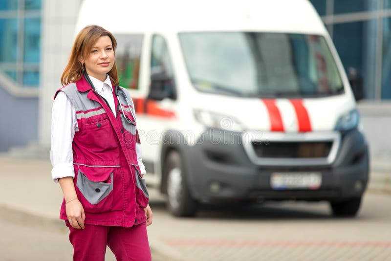 Paramedicus medische technicus bij de achtergrond van de noodsituatieauto