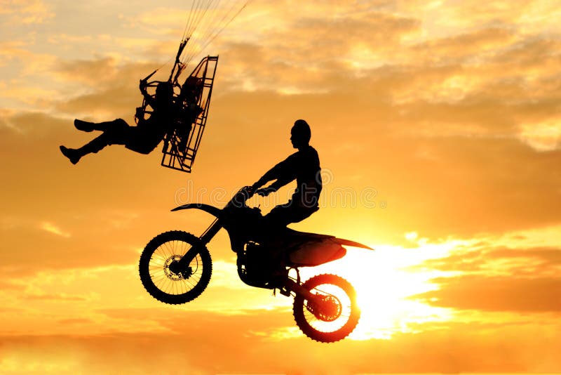 Paramotor et concurrence de saut de motocross image stock Paramotor et concurrence de saut de motocross image stock