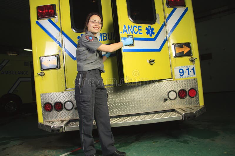 Paramédico, fechando a porta da ambulância