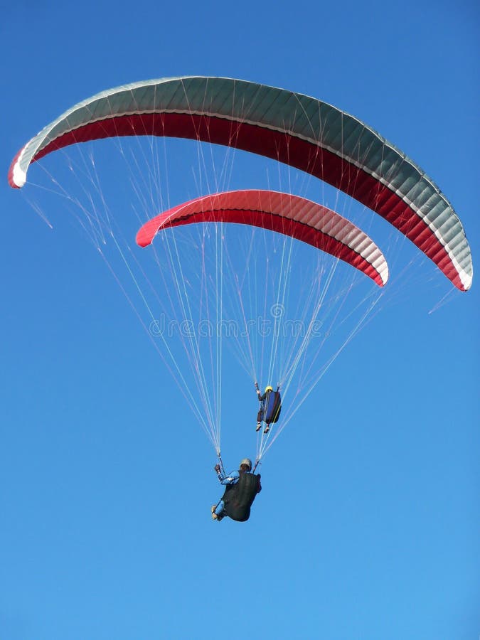 Parapente de dois paragliders fotografia de stock Parapente de dois paragliders fotografia de stock