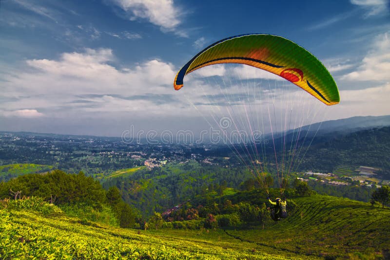 Parapente na passagem bogor de Puncak imagem de stock Parapente na passagem bogor de Puncak imagem de stock