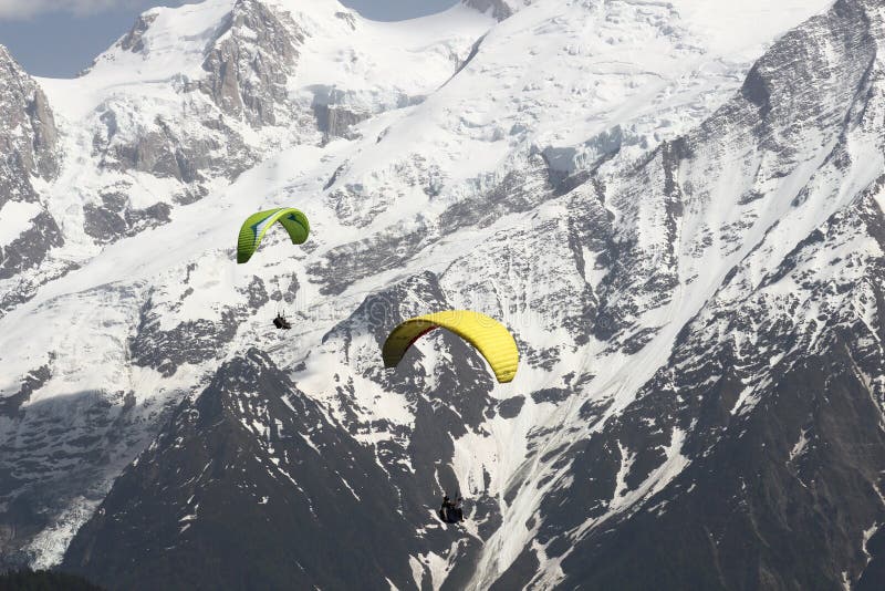 Parapenters che sorvola il massiccio nevoso francese di Mont Blanc immagine stock Parapenters che sorvola il massiccio nevoso francese di Mont Blanc immagine stock