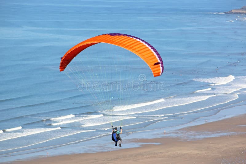 Parapentiste au-dessus de plage de Rhossili photographie stock libre de droits Parapentiste au-dessus de plage de Rhossili photographie stock libre de droits