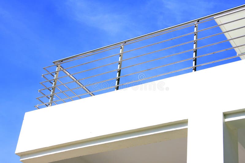 Parapetto del balcone dell'acciaio inossidabile immagine stock libera da diritti Parapetto del balcone dell'acciaio inossidabile immagine stock libera da diritti