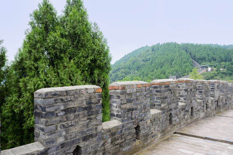 Parapetto e passaggio pedonale della parete cinese antica sulla montagna nel summe fotografie stock Parapetto e passaggio pedonale della parete cinese antica sulla montagna nel summe fotografie stock