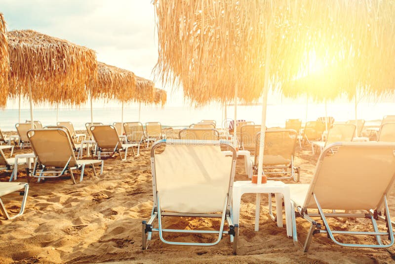 Paraplu's en sunbeds op de achtergrond van de strandlijn Vakantie op oceaanstrand, het concept van de de zomervakantie stock foto's Paraplu's en sunbeds op de achtergrond van de strandlijn Vakantie op oceaanstrand, het concept van de de zomervakantie stock foto's