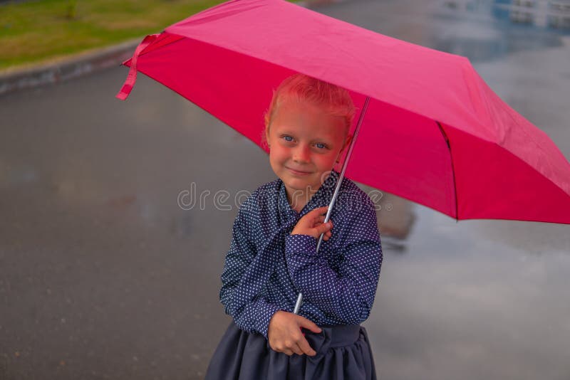 Parapluie rouge et sourire, la fille rit photographie stock Parapluie rouge et sourire, la fille rit photographie stock