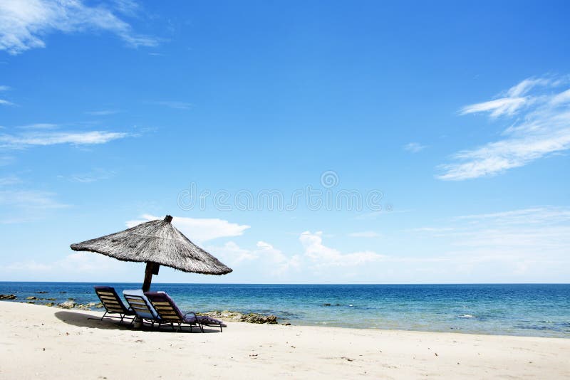 Parapluie sur la plage sur Sunny Day, plage de Chintheche, le Lac Malawi images libres de droits Parapluie sur la plage sur Sunny Day, plage de Chintheche, le Lac Malawi images libres de droits