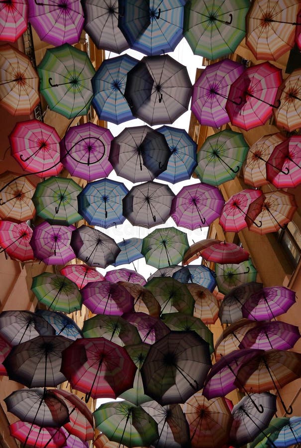 Parapluies colorés - paysage urbain - Bucarest photographie stock libre de droits Parapluies colorés - paysage urbain - Bucarest photographie stock libre de droits